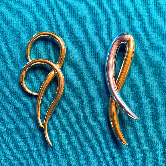 Lapel pins.  Two pins perfect for lapels. - Picture 1 of 4